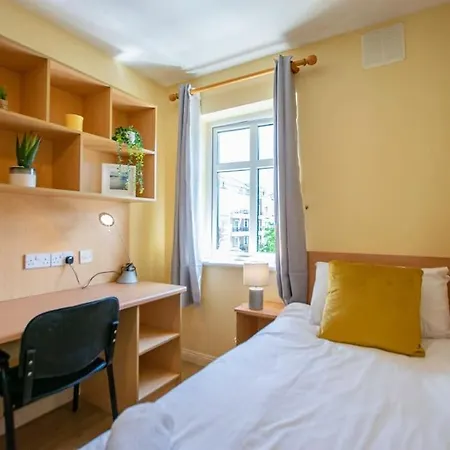 74 - 4 Bed Townhouse With Parking Feriehus *