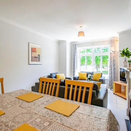 74 - 4 Bed Townhouse With Parking By Shortstays Galway