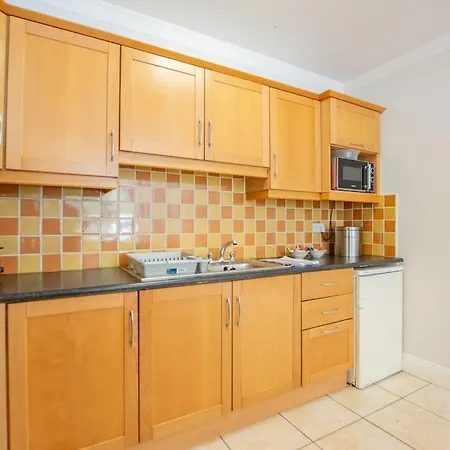 74 - 4 Bed Townhouse With Parking By Shortstays Galway