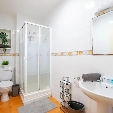 74 - 4 Bed Townhouse With Parking By Shortstays Galway