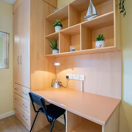 74 - 4 Bed Townhouse With Parking By Shortstays Galway