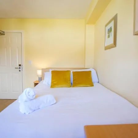 74 - 4 Bed Townhouse With Parking By Shortstays *