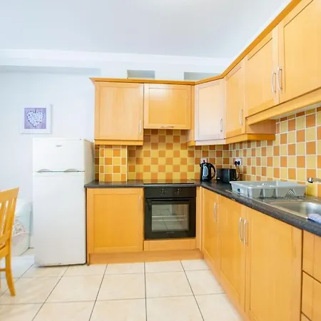 74 - 4 Bed Townhouse With Parking Feriehus *