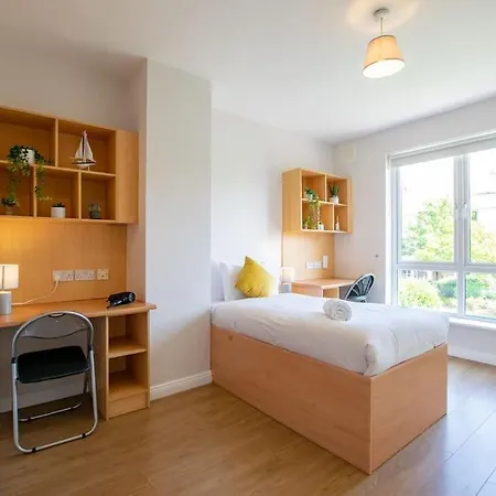 74 - 4 Bed Townhouse With Parking By Shortstays Ferienhaus *