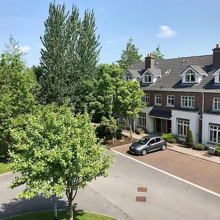 74 - 4 Bed Townhouse With Parking By Shortstays Galway