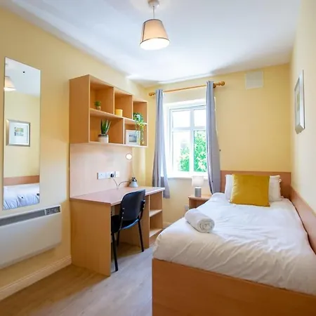 74 - 4 Bed Townhouse With Parking By Shortstays Galway