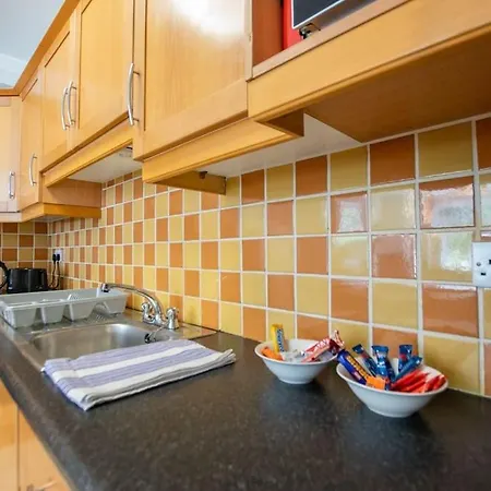 74 - 4 Bed Townhouse With Parking By Shortstays