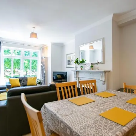 74 - 4 Bed Townhouse With Parking By Shortstays Galway