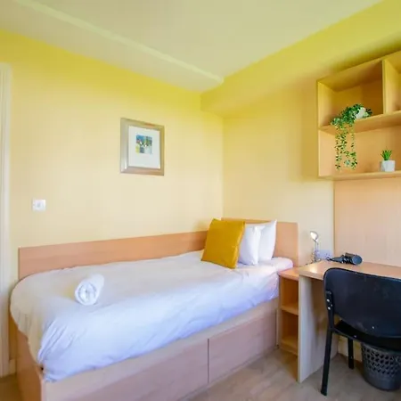 74 - 4 Bed Townhouse With Parking By Shortstays Ferienhaus *