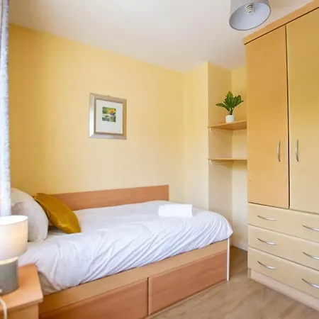 Holiday home 74 - 4 Bed Townhouse With Parking By Shortstays Galway