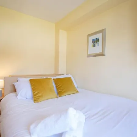 74 - 4 Bed Townhouse With Parking By Shortstays Ferienhaus Galway