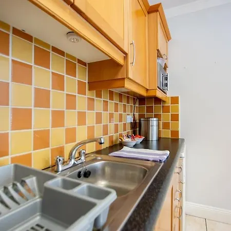 74 - 4 Bed Townhouse With Parking By Shortstays Ferienhaus