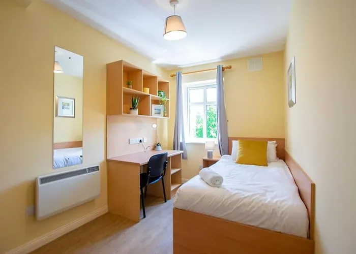 74 - 4 Bed Townhouse With Parking By Shortstays Galway