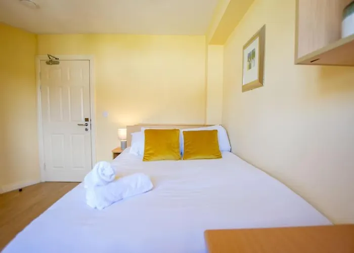 74 - 4 Bed Townhouse With Parking By Shortstays *