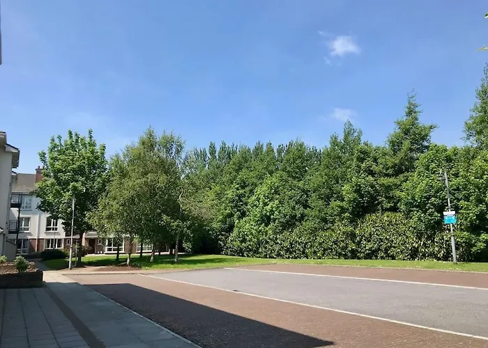 74 - 4 Bed Townhouse With Parking By Shortstays * Galway